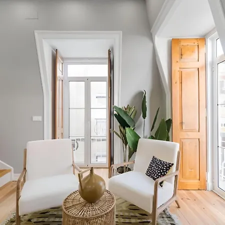Appartamento Cozy Retreat By The Center With Balcony Lisbona