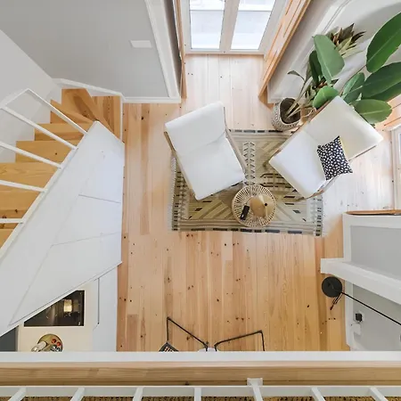 Appartamento Cozy Retreat By The Center With Balcony Lisbona